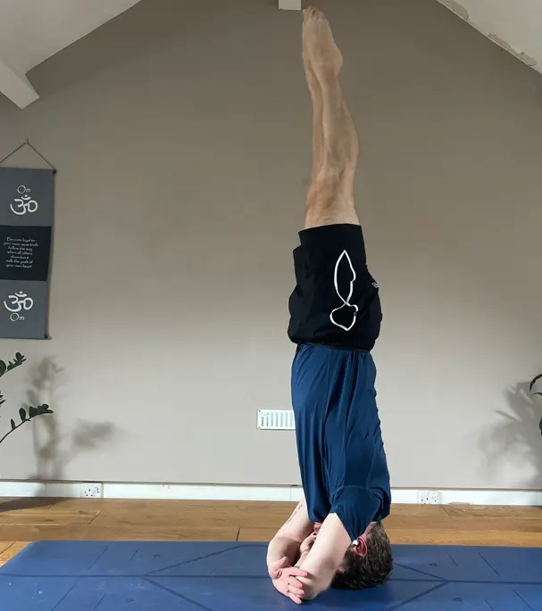 Bound Headstand (Baddha Hasta Sirsasana) Bound Headstand (Baddha Hasta Sirsasana)